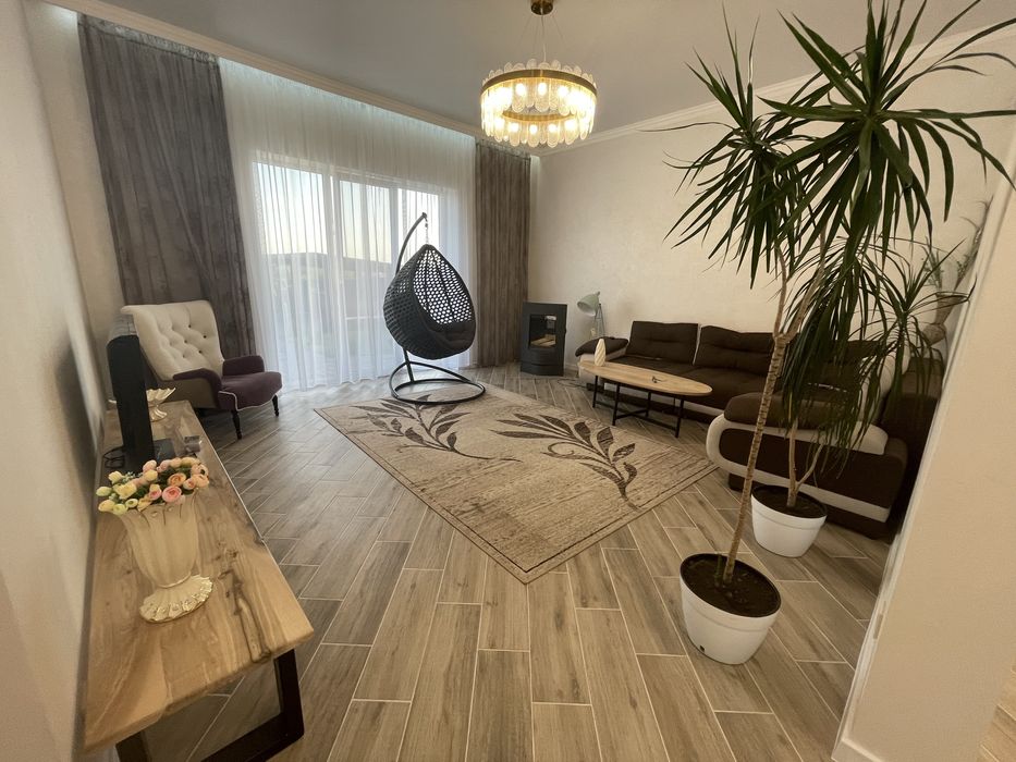 Гарний, Сучасний, добротний  будинок з басейном