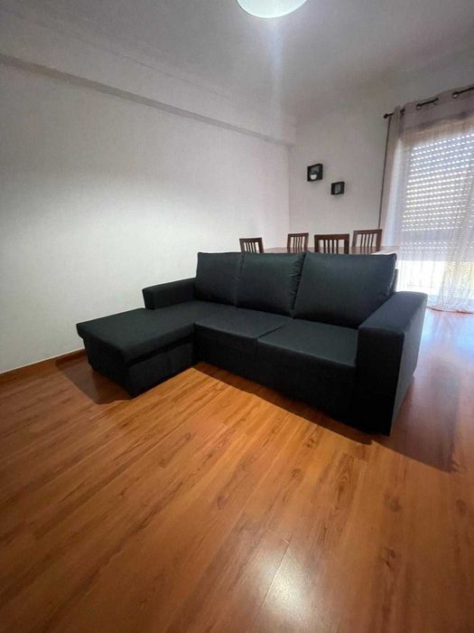 NOVO !!! Sofá com chaise longue reversível em material microfibra.