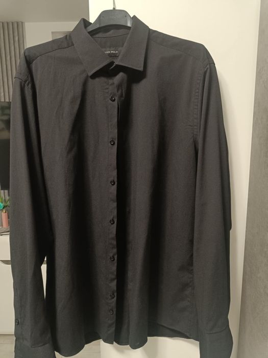 Czarna młodzieżowa koszula. Bawełna 65procent dwa razy użyta