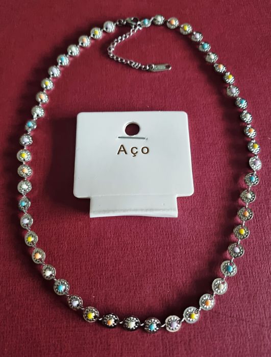 Colar/gargantilha prateado, em aço, com pequenas bolinhas coloridas. T