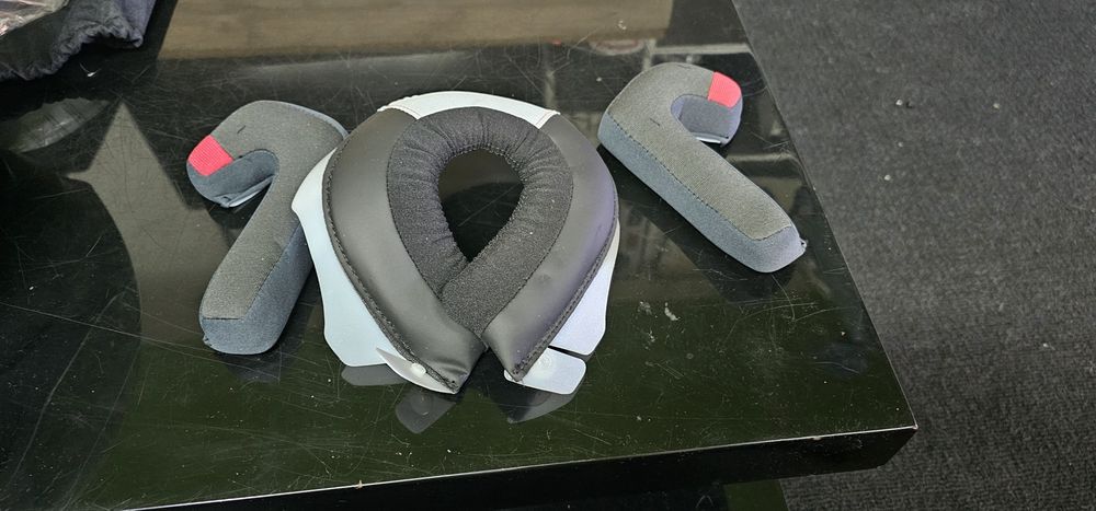 Capacete e luvas e botas de Moto