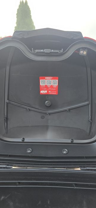 Givi V47 Tech wraz z oparciem i światłem STOP