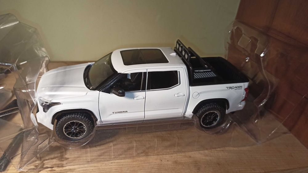 Toyota Tundra TRD 4×4 Модель 1:24 Біла