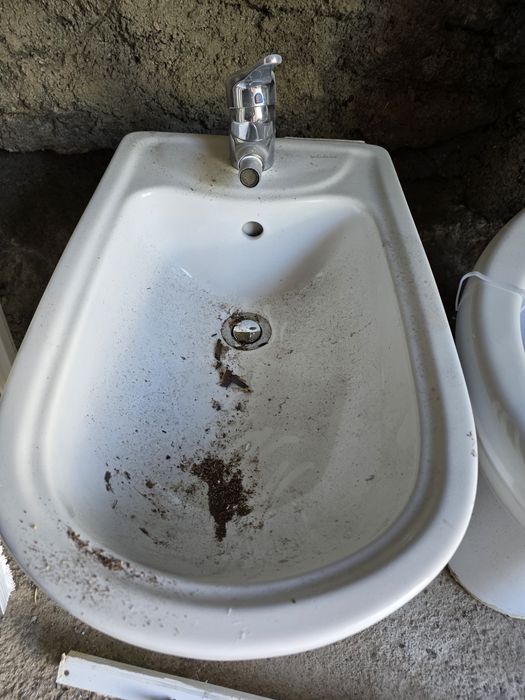 Vários materiais de WC como novos..