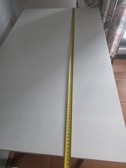 Secretária branca com pés azuis