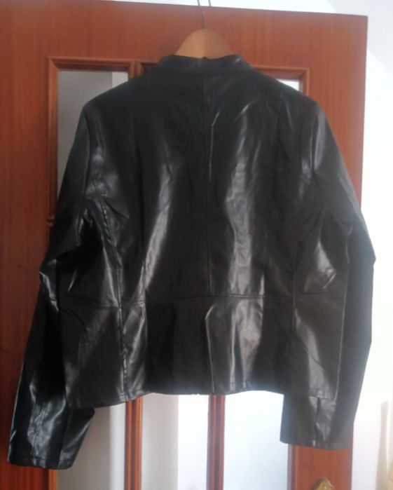 Blusão em ecopele cardado novo, veste XL, com portes fica  11.50€
