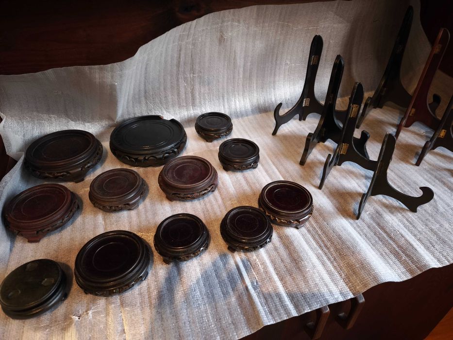 Bases para jarras e portas pratos em madeira