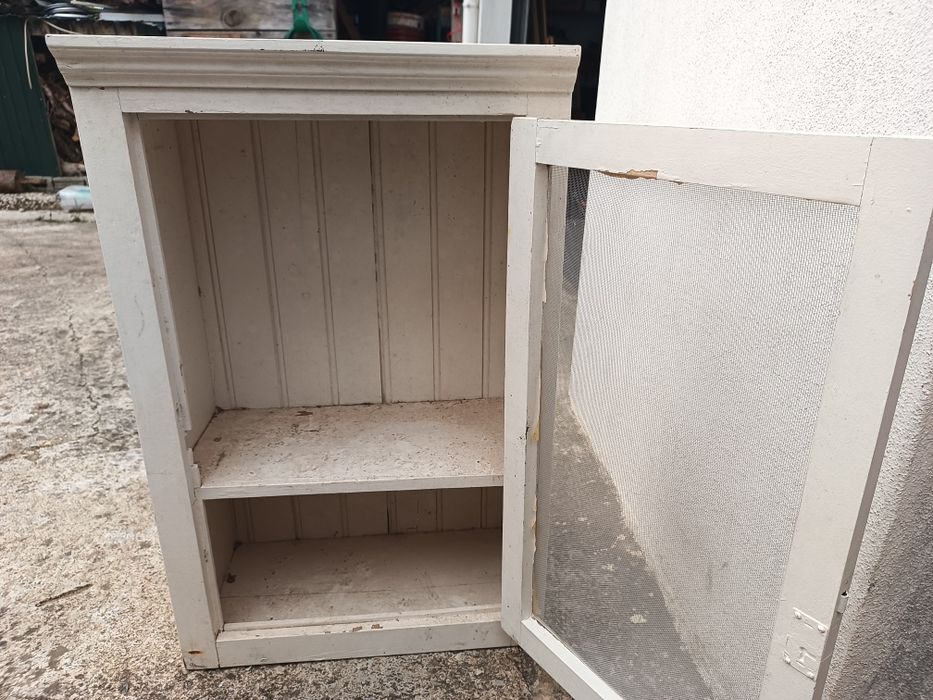 Pequeno móvel antigo com porta de rede.