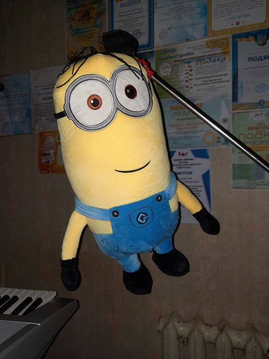 Велика (45cм). М'яка іграшка обіймашка. Міньйон