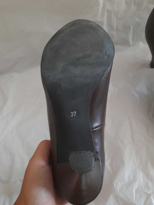 Sapatos altos em pele