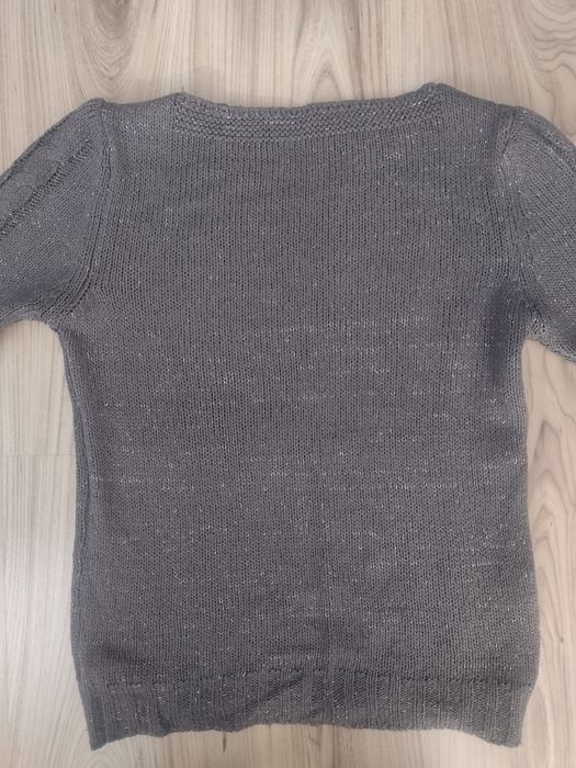 Sweter z ozdobną nitką