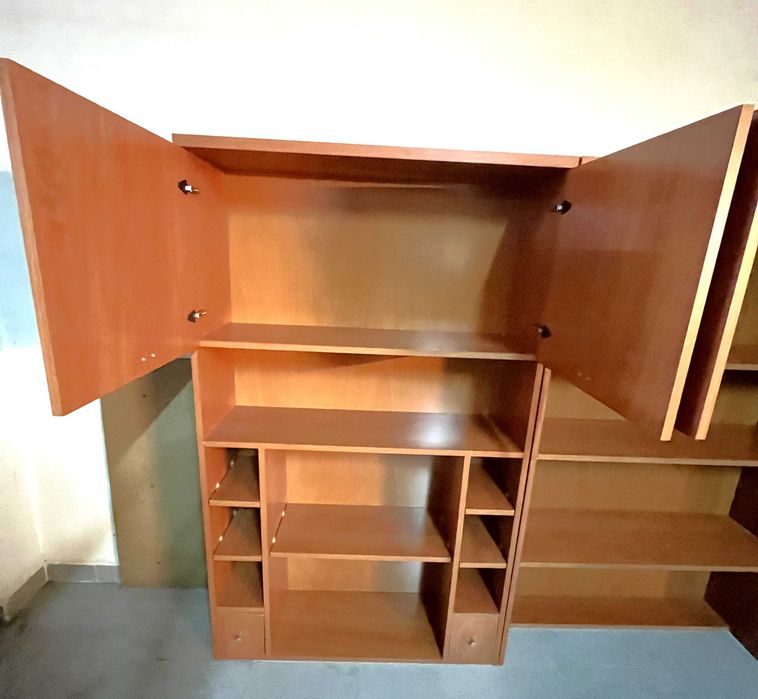 Móveis Estantes com Portas e Prateleiras