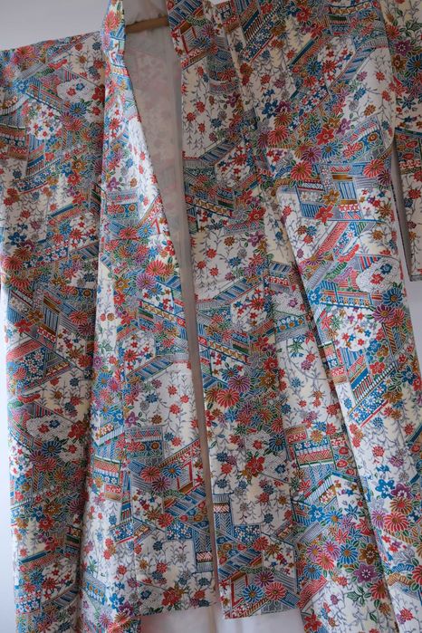 Białożółte japońskie kimono komon w kwiaty