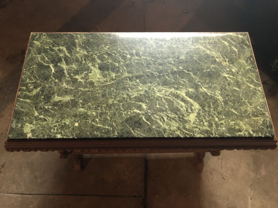 Marmurowy gazetownik