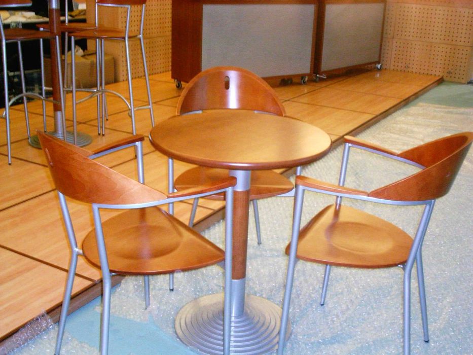 Conjunto de mesa e 3 cadeiras