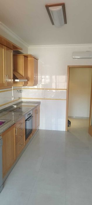 Apartamento T2 com pequena garagem/box privativa e arrecadação
