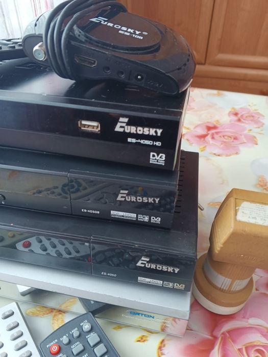Лот супутникових ресіверів тюнерів.