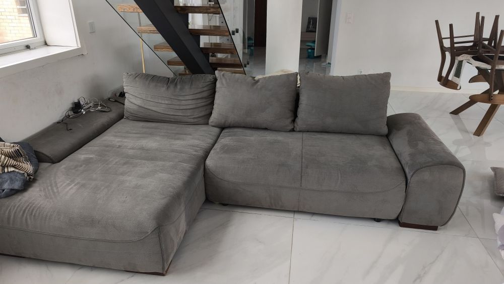 Sofá cinza chaise longe com arrumação