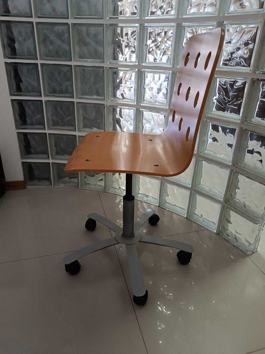 Cadeira giratória IKEA madeira