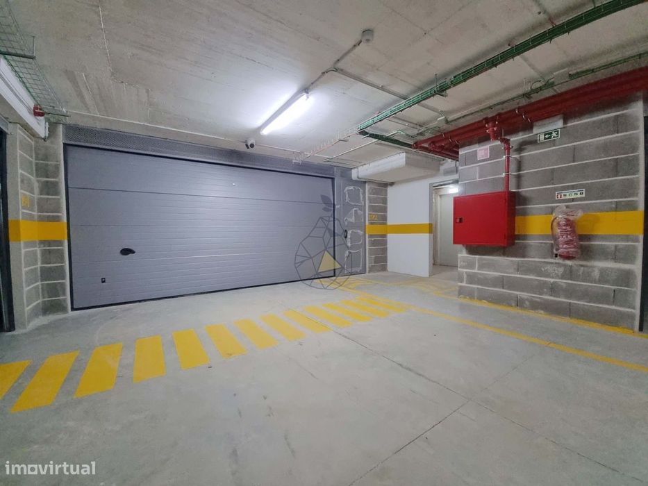 Garagens Box à Venda em Portimão — de 16 m² a 28 m², entre a estação d