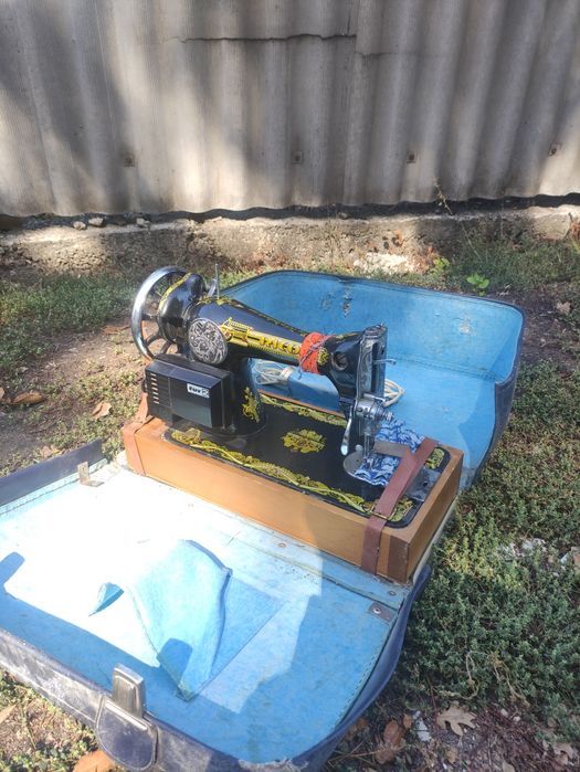 Продам швейну машинку