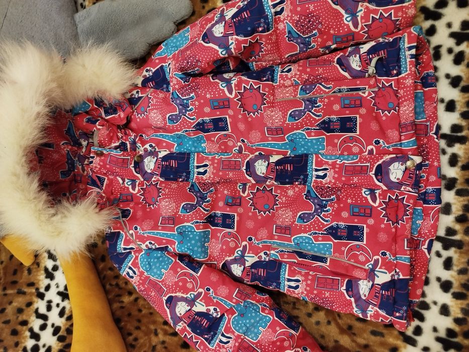 Зимова куртка для дівчинки.