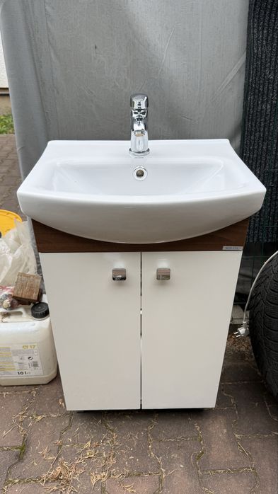 Szafka łazienkowa z umywalką i baterią