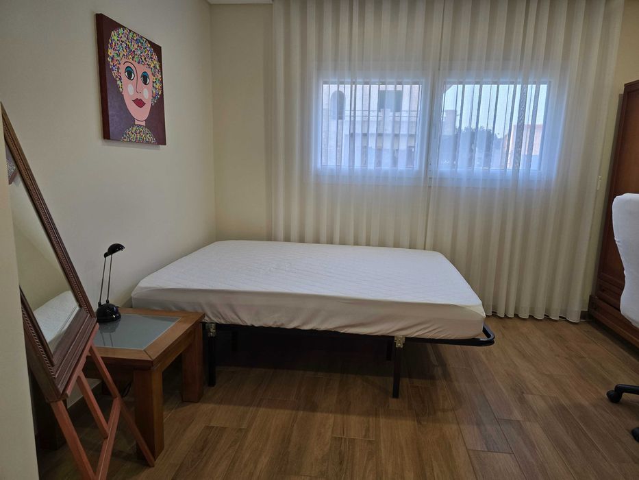 Alugo quarto em Fernão Ferro