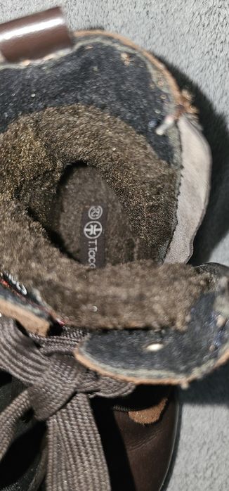 Skórzane buciki chłopięce.