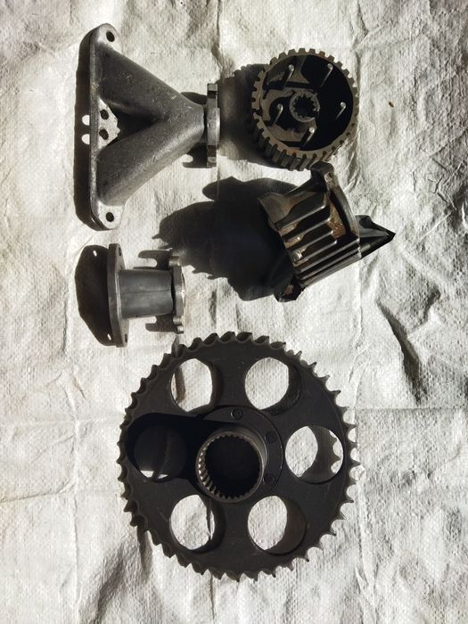 Патрубок впускной и выпускной.