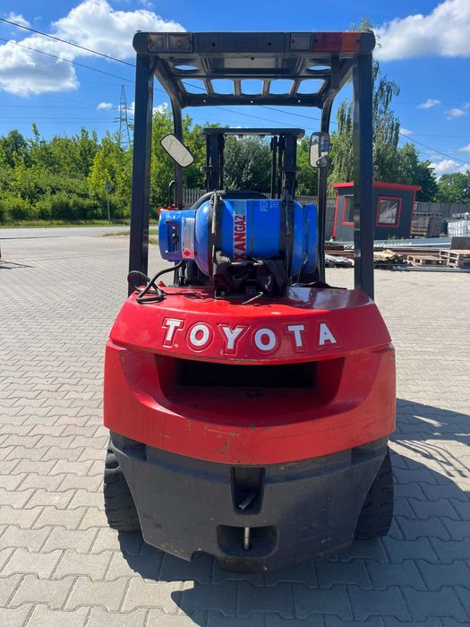 Sprzedam wózek widłowy Toyota 40-7FG25 (Rok 2000)