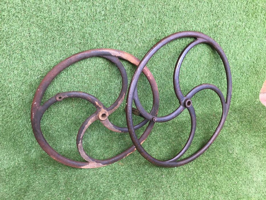 Rodas de engenhos antigas, em ferro maciço