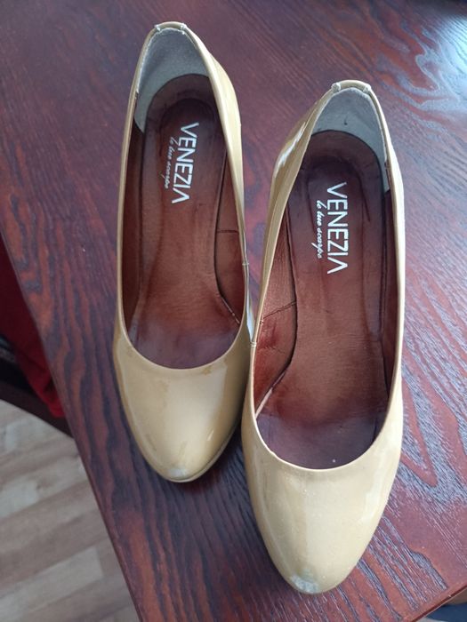 Buty koloru zielonej oliwki