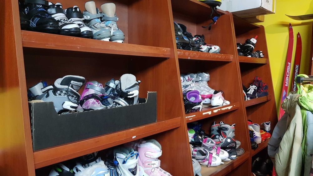 Narty biegowe i zjazdowe, buty narciarskie, kaski