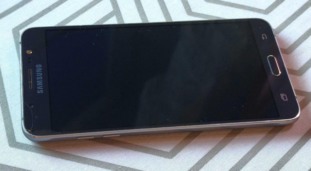 Samsungi dwa modele A30s i J7/6 i Xiaomi Redmi 5 uszkodzony