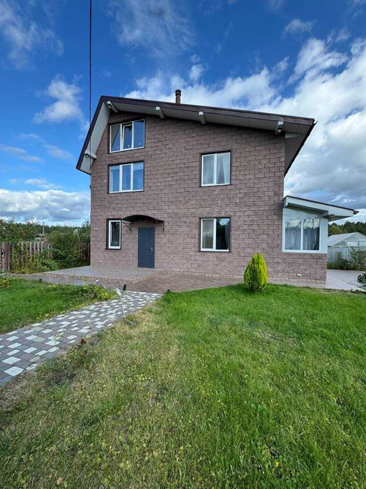 Сучасний теплий будинок з терасою та доглянутим подвір’ям