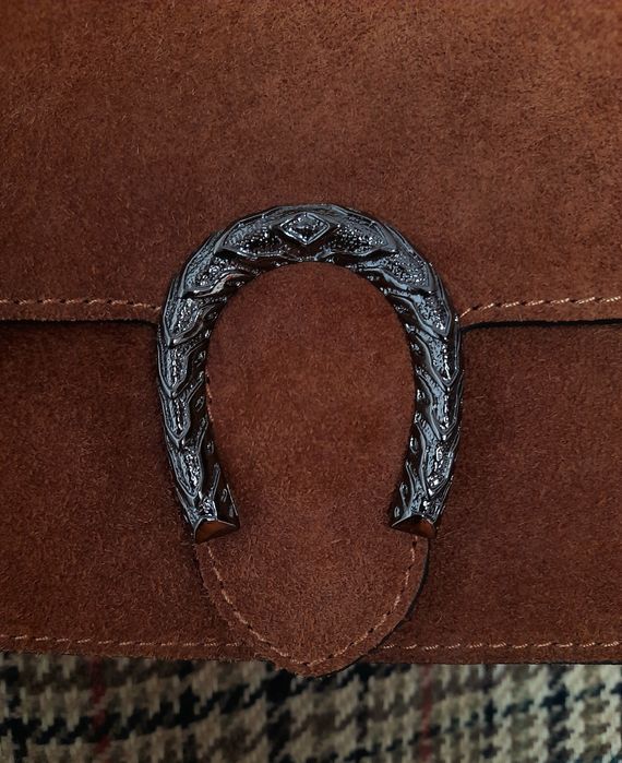 Mala castanha, em camurça genuína. Feita em Itália.