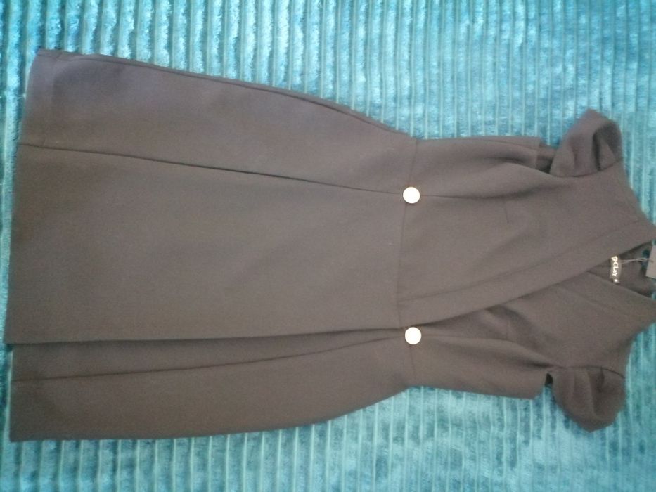 Vestido preto elegante por estrear