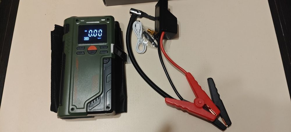 Пусковий пристрій, компресор,фонарик.