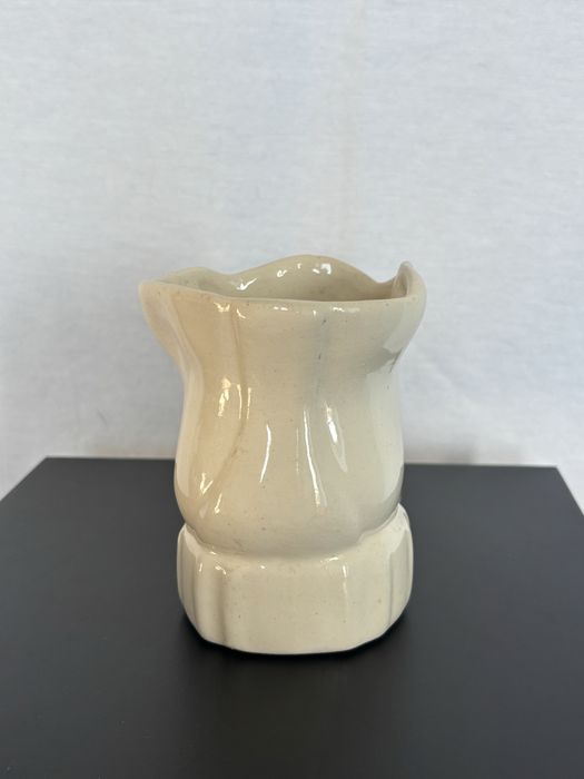 Ceramiczny bialy but z PRL