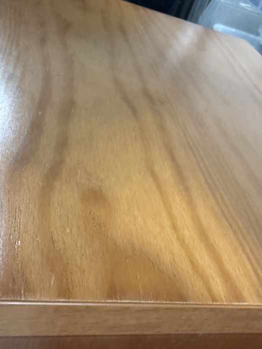 Mesa cabeceira em muiito bom estado , pouco uso, venda para libertar