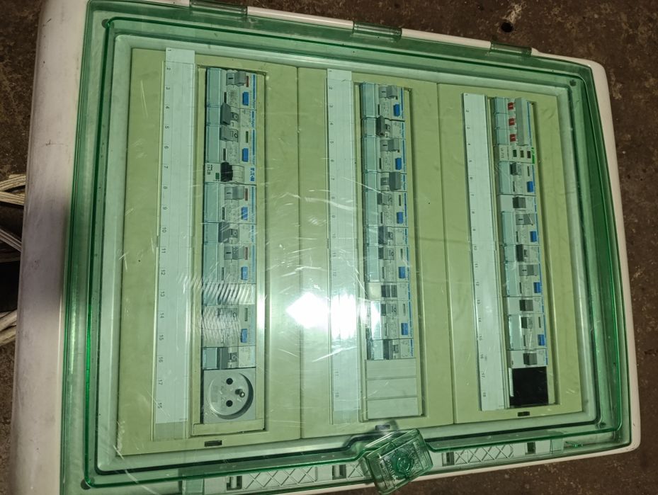 Skrzynka bezpieczników i różnicòwek  Hager