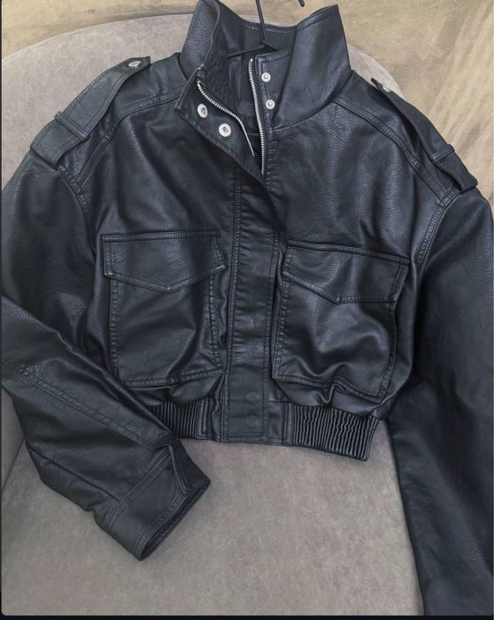 Чёрный кожаный бомбер укороченный стильный