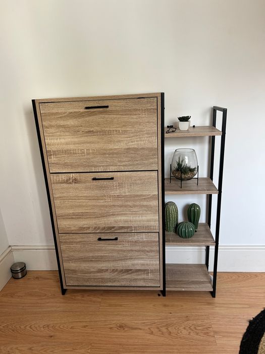 Sapateira com 3 gavetas e estante lateral