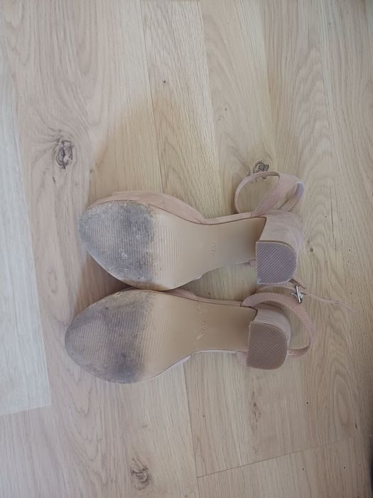 Buty na słupku, obcasy
