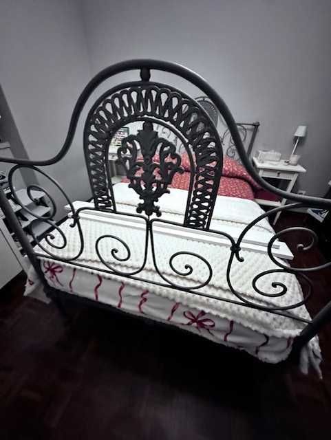 Estrutura de cama em ferro forjado restaurada  .: Intemporal :.