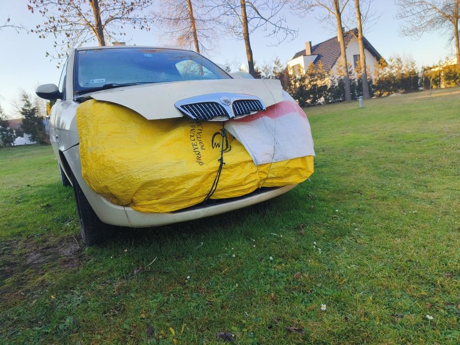Lancia ypsylon pojazd uszkodzony