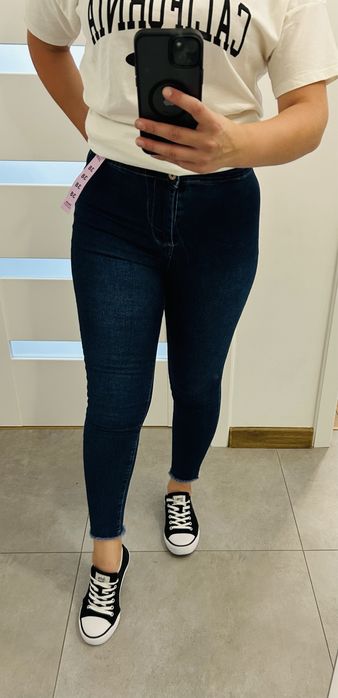 Jeans spodnie rurki z poszarpanym dolem nogawki
