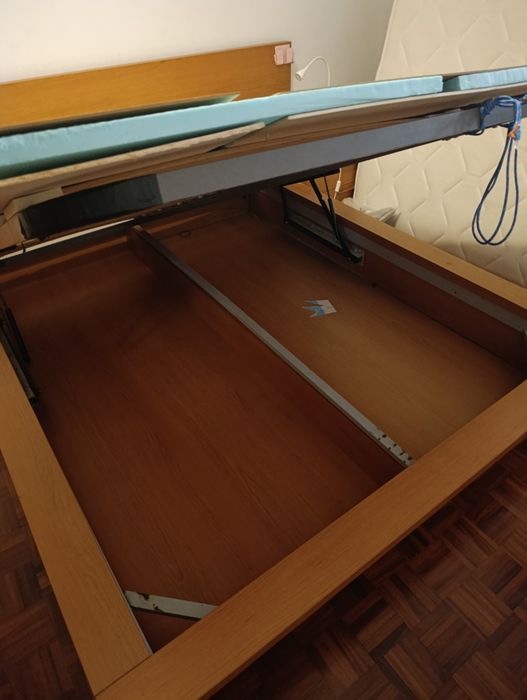 Cama de Casal em Madeira Maciça c/ Sommier Elevatório (Baú) + 2 Mesas de Cabeceira + Colchão