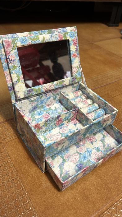 Caixa de arrumação para joias